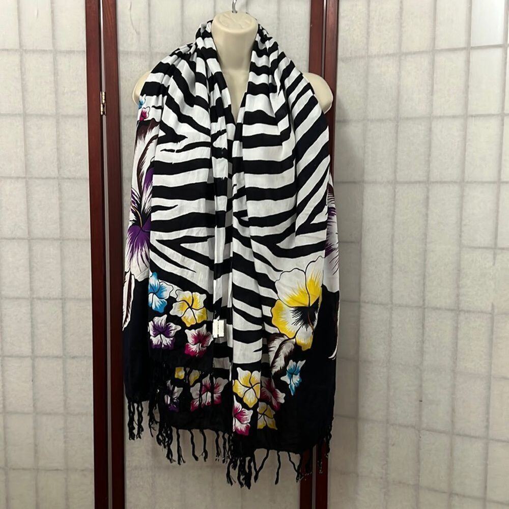 WOMEN HUGE MULTICOLORED SCARF WRAP COVER UP SIZE 27in LENGTH‎ X ACROSS 42in